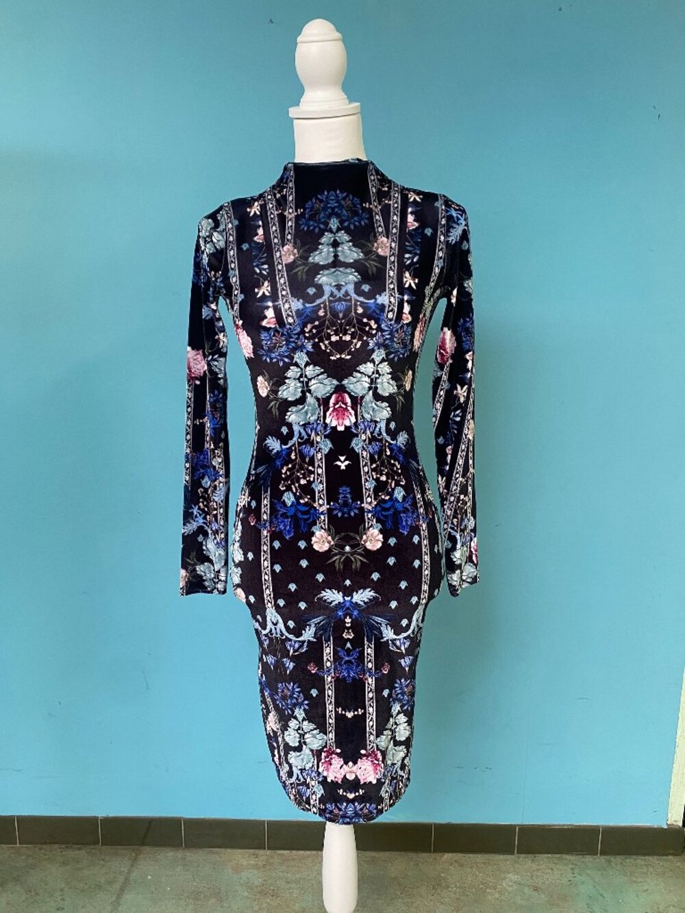 Lipsy London Velvet Bodycon Dress US 4 Floral Baroque Long Sleeve